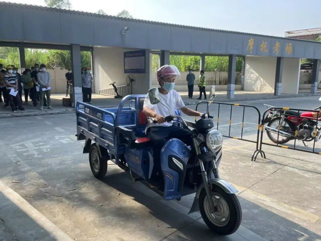 机动车驾驶人身体条件证明等,并缴交考试费及机动车驾驶证工本费共235