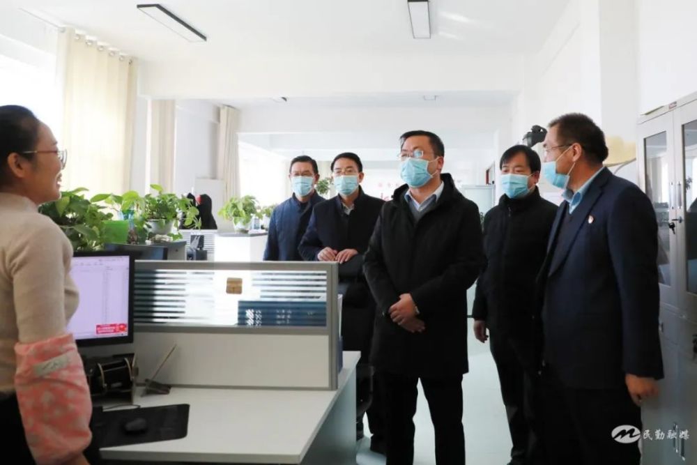 何树宏一行实地查看了新闻演播室,制作室,播出机房