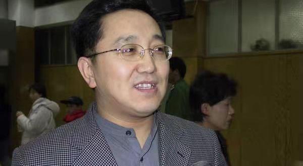 著名演员句号:曾是赵本山助理,二婚娶小11岁妻子,为岳