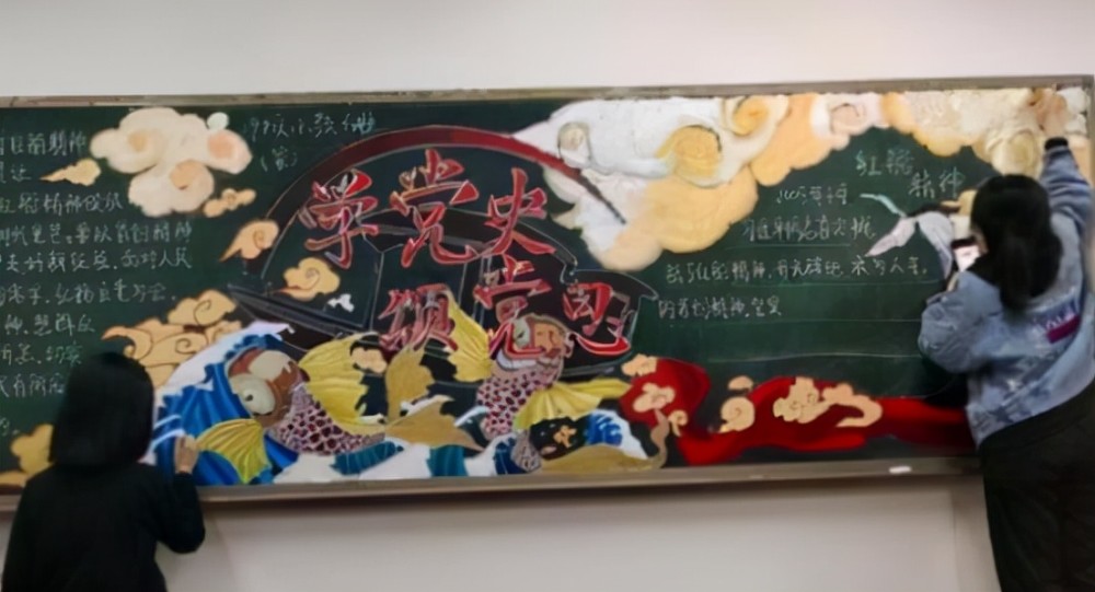 初中生"黑板报"走红,老师看后不忍擦掉,网友:00后都是