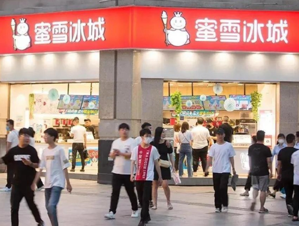 1997年,蜜雪冰城的创始人张红超在郑州街头开始售卖刨冰等冷饮.