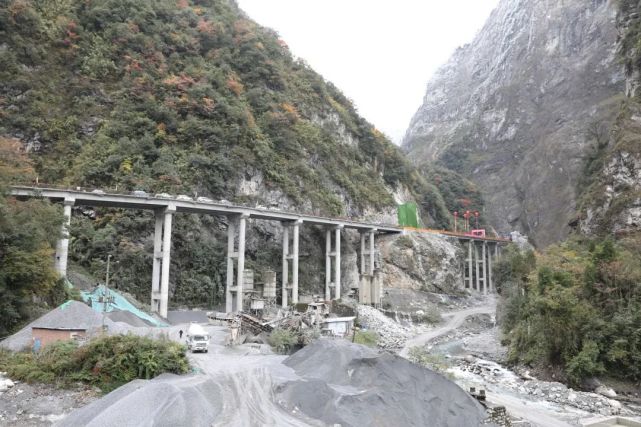 绵茂公路起于绵竹市汉旺镇徐家坝,顺绵远河而上,经隧道穿越蓝家岩下行