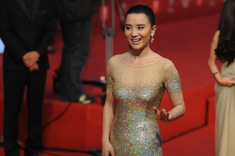 宋佳真的很美穿肤色的服装秀好身材一不小心就看错