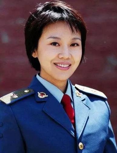 但是他却在这时候毅然选择去当兵,入伍后,他加入解放军总政歌舞团