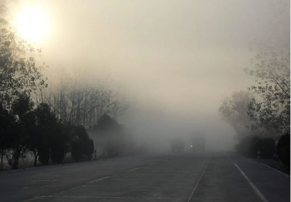 部分地方其实是晴朗且能见度很高的,视野很清楚,此时突然冲入一团雾中