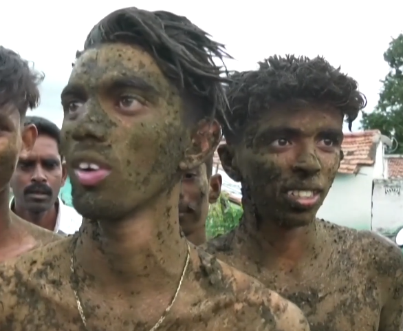 印度一村庄迎来"泼粪节":村民们在牛粪中不亦乐乎