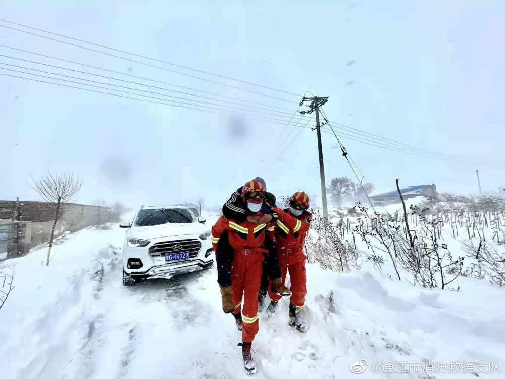 内蒙古通辽遭遇特大暴雪,通辽气象:今夜暴风雪仍将持续,明后天局部