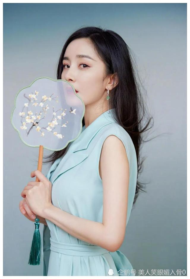 杨幂国风裙写真,国风裙 扇子遮面,清新淡雅,温柔娴静