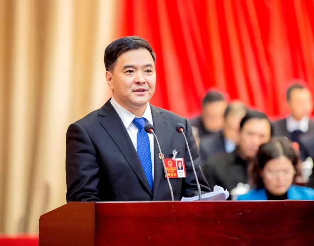 主席李泽刚,唐祖红,杨五一,覃宏明,覃高轩,陈勇,覃红,赵久芹,周宏伟