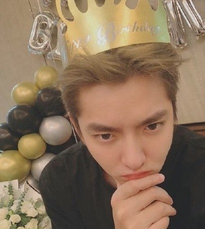 吴亦凡今年在牢里过生日都美竹7字微博网热议
