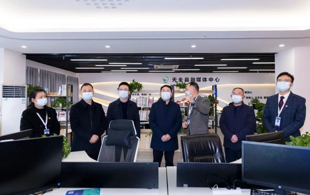11月8日,在第二十二个中国记者节来临之际,县领导吕洪锐,孙瑞一行到