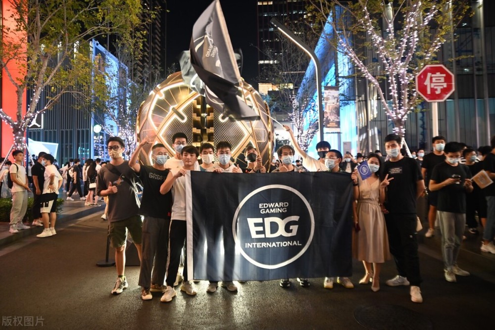 edg夺冠羡煞球迷国足如若冲进世界杯庆祝场面更加轰动