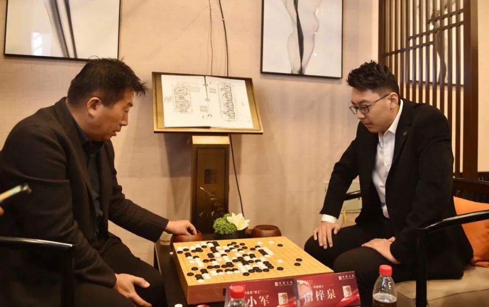 忻州首位"棋王"梁小军与赞助商特邀棋手南梓泉"三番棋"对局 冯晓磊摄