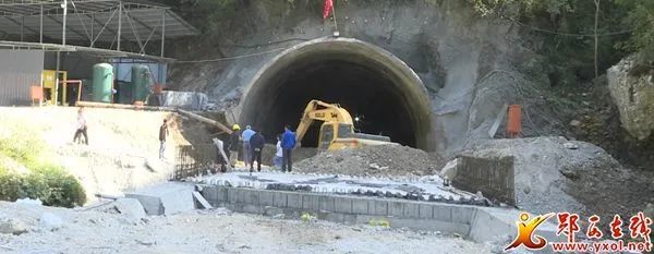 "郧三"公路佛洞湾隧道顺利贯通