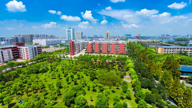 直到2003年教育部才批准由原江汉石油学院,湖北农学院,荆州师范学院