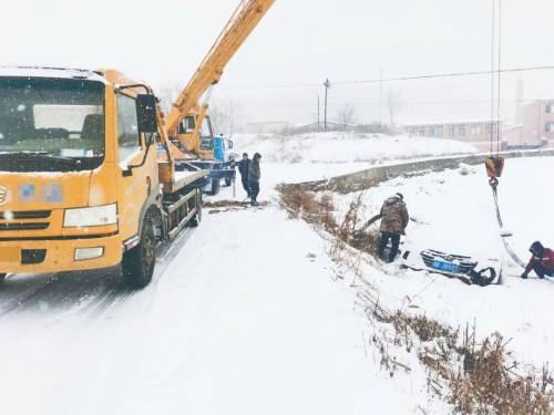 导航导错路线车开进葫芦岛沟里救援人员免费用吊车吊出