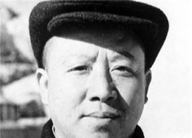 1938年抗日战争全面爆发后,邓发随后被派到新疆,作为我党新疆代表人物