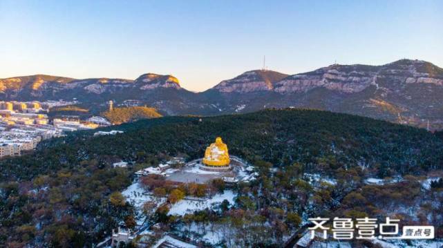 千佛山雪后美如画卷,黑白墨黄错落有致