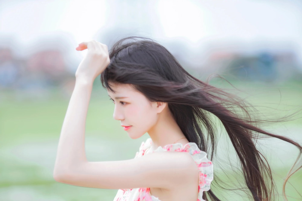 唯美女生丨微风轻轻吹拂
