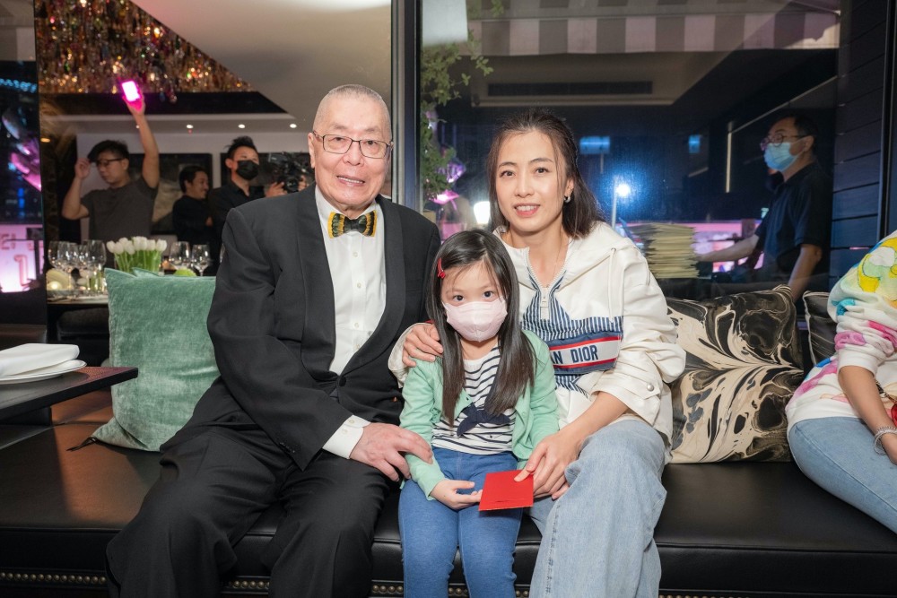 82岁刘诗昆为一岁女儿庆生生日派对设巨型全家福甘比带小女儿出席