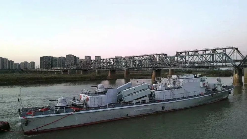 市民实拍!海军退役舰艇路过蚌埠
