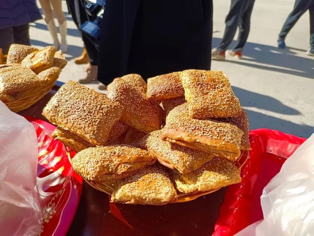 酥干封龙岗土特产十分丰富,较为著名的有芡实(鸡头果 甘露饼,酥糖