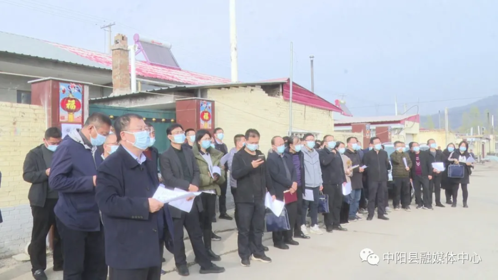 会前,与会人员参观了枝柯镇张家沟村韩家山小组选举模拟现场.