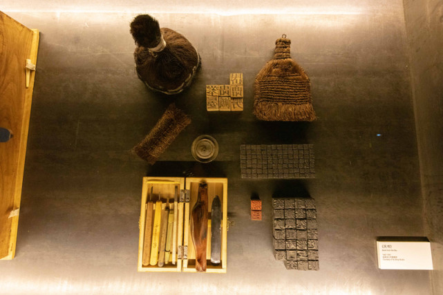 刻制出4000多个"伪文字,再用活体印刷的方式,按宋代板式制作成几百册