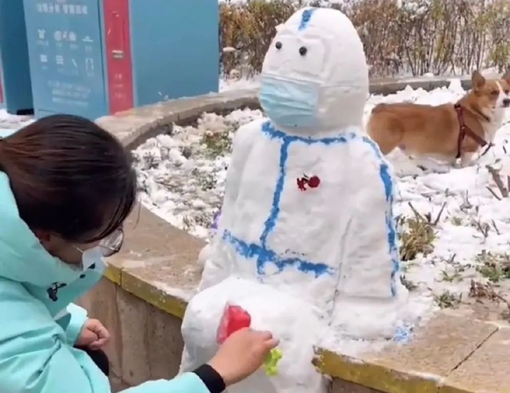 又到了充满创意的堆雪人环节了