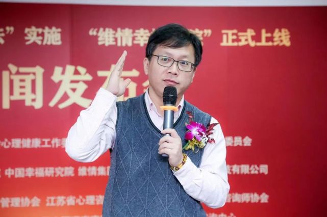 林玟莹教授出生在台湾,原生家庭对他来说"并不幸福,他曾经是"一个