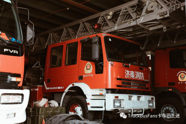 上图就是国内目前最新的马基路斯dlk52云梯车,服役于浙江宁波消防