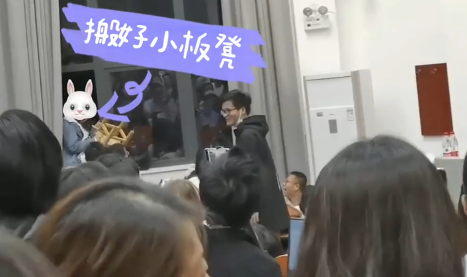 有女生自备小板凳前来听课.图片来源:封面新闻