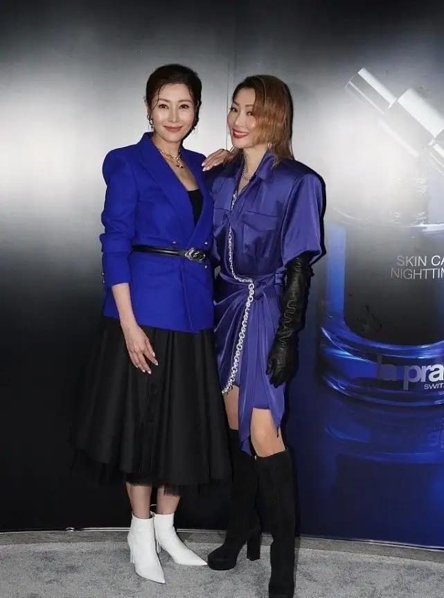 李嘉欣同框郑秀文穿蓝色西装配黑裙真高级51岁依旧风韵犹存