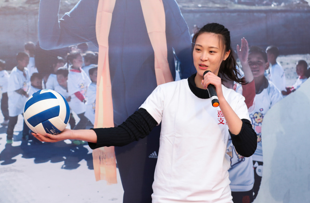 女排前队长惠若琪晒动态,被宝贝女儿实力抢镜,被球迷们置之不理