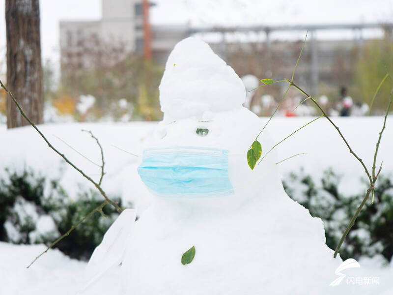 疫情防控 雪人都戴上了口罩