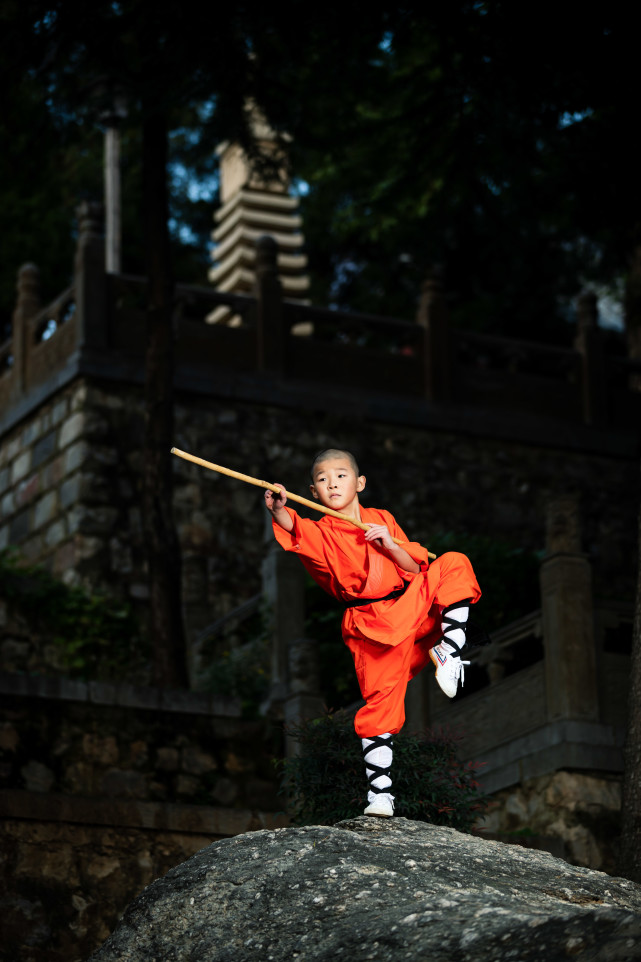 嵩山大法王寺里穿武僧服的练功小男孩庞家贺