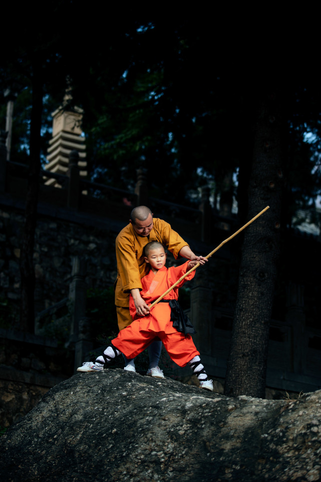 嵩山大法王寺里穿武僧服的练功小男孩庞家贺