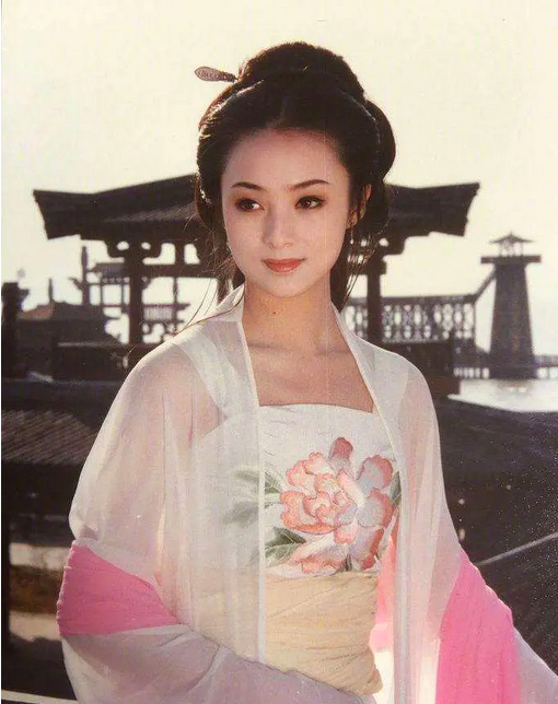 在之后,张敏,安以轩,佟丽娅,邬靖靖也都出演了西施,但是最美的"西施"