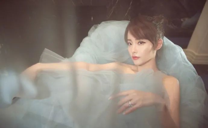 张嘉倪的头型在当天有一点点改变,波波头的发型小女人感十足,一脸幸福
