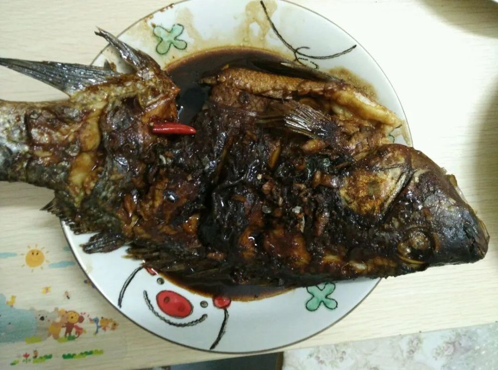 若是出现这种烧焦的鱼,能不吃就尽量不要吃.