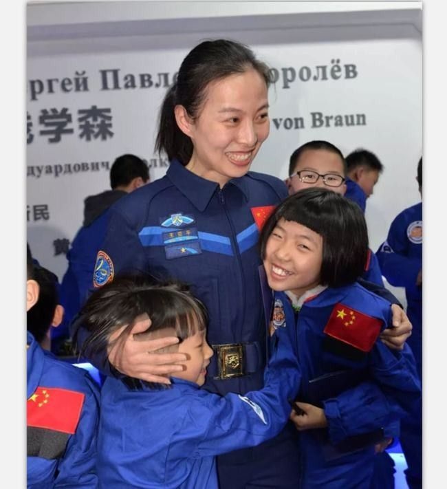 王亚平迈出太空行走第一步实现航天梦也为女儿摘到星星