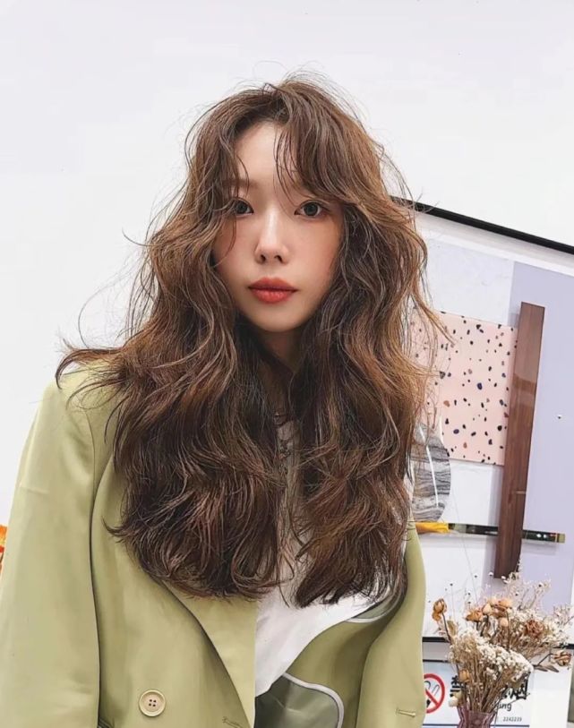 满头烫中小卷还可以在发丝里面加入一些浅色的挑染,来增加整个发型的