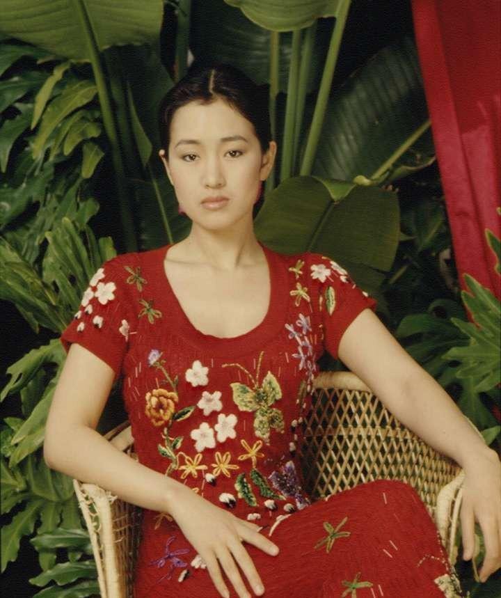巩俐年轻的时候真大气,服装也是中国风的,气质还挺温柔的