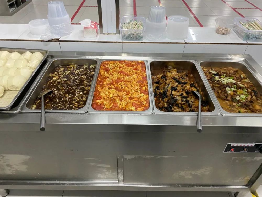 新垒头中学食堂为医护人员准备营养美味的餐食.