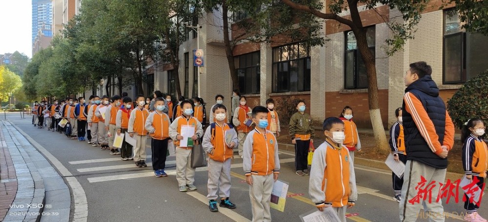 长沙市雨花区砂子塘吉联小学:吉娃大手牵小手 共筑校园防疫屏障