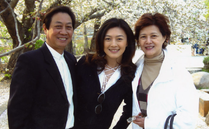 著名演员田海蓉:母亲和丈夫相继离世后,她独自带娃活成女人最高级的