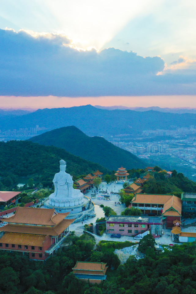 在广东所有的旅游景点里,东莞观音山国家森林公园是数一数二的.