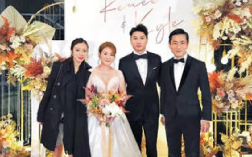 恭喜香港知名童星正式荣升人妻婚礼现场手戴两只钻戒十分抢眼