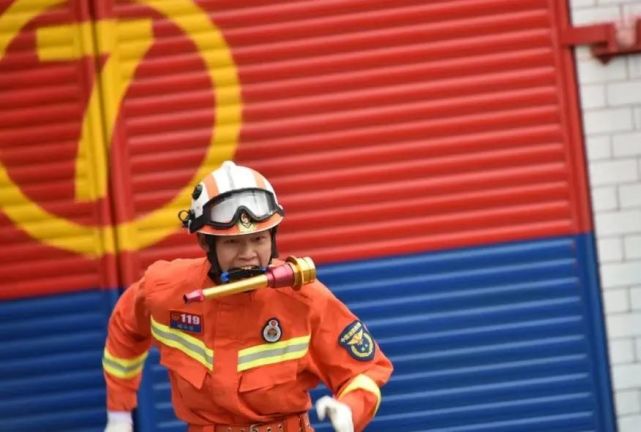 的骨骼这就是消防员危难中"逆行"的背影时时待命守护一方的"橙色"身影