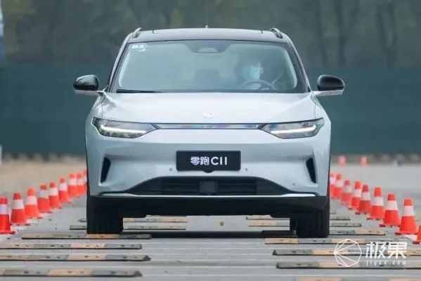 区别于传统汽车造型,作为一款纯电动suv,零跑c11外观使用了"数字曲面